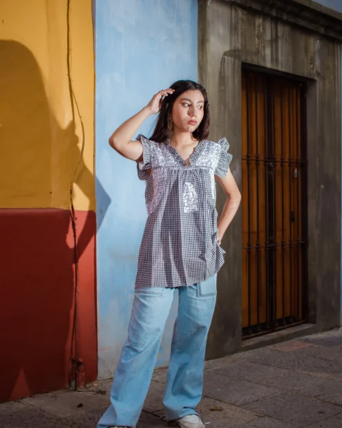 Blusa de con mangas de olán en tela mascota algodón en cuadros negros con blanco