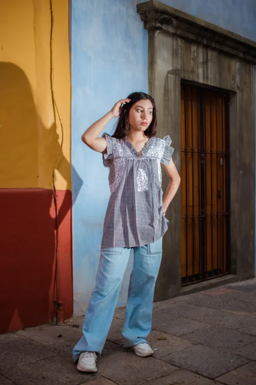 Blusa de con mangas de olán en tela mascota algodón en cuadros negros con blanco