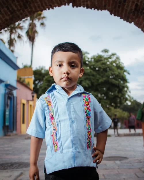 Guayabera de niño con deshilado y bordado en tela lino azul cielo