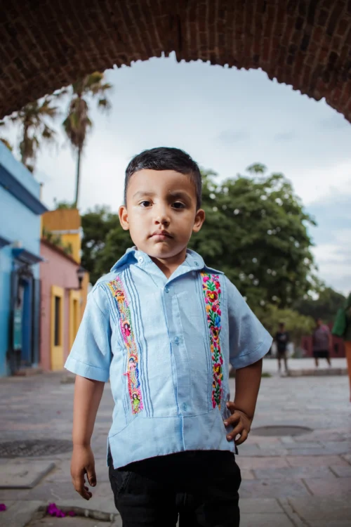Guayabera de niño con deshilado y bordado en tela lino azul cielo
