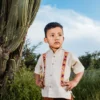 Guayabera de niño con deshilado y bordado en tela lino color cafe claro