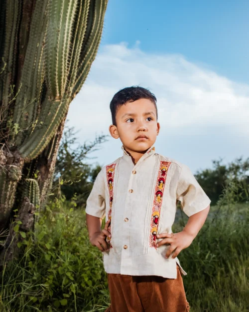 Guayabera de niño con deshilado y bordado en tela lino color cafe claro