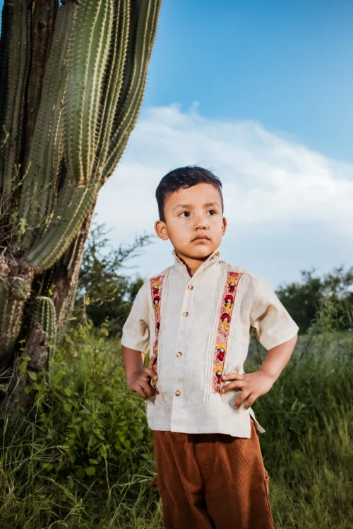 Guayabera de niño con deshilado y bordado en tela lino color cafe claro