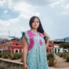 Vestido de Olánes con mangas de Olán en tela estampada en algodón color azul con flores