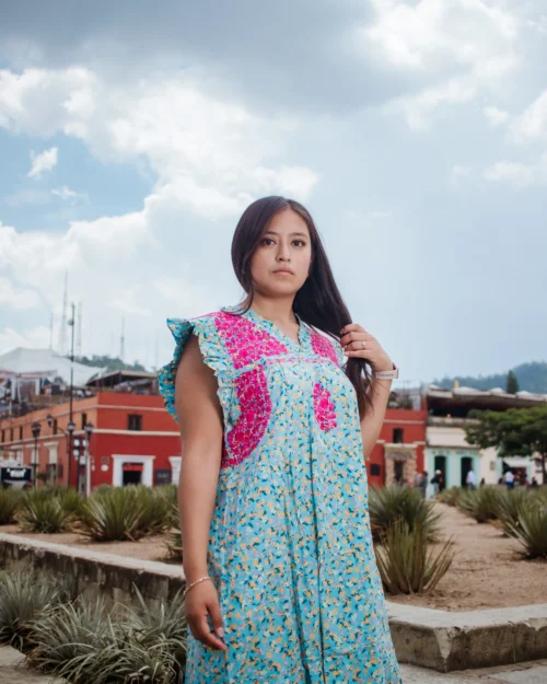 Vestido de Olánes con mangas de Olán en tela estampada en algodón color azul con flores