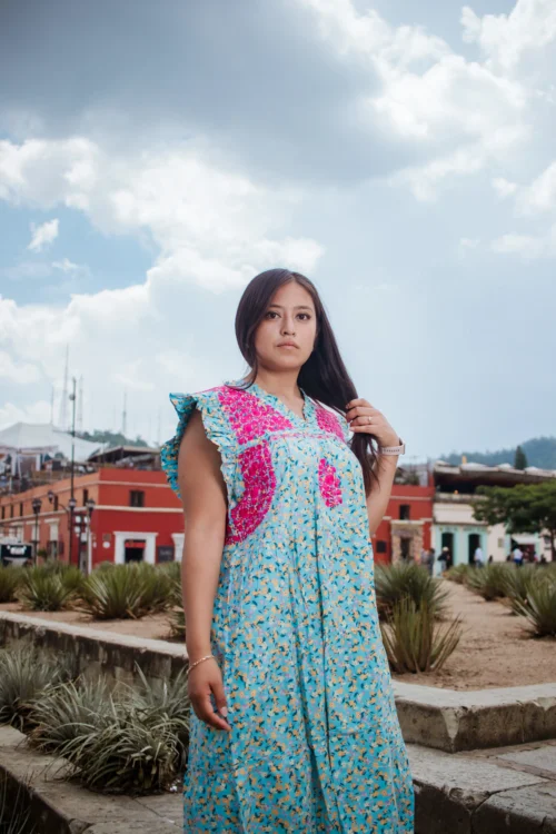 Vestido de Olánes con mangas de Olán en tela estampada en algodón color azul con flores