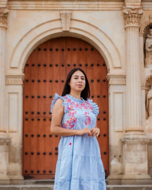 Vestido de Olánes con mangas de Olán en tela lino jaspeado color azul