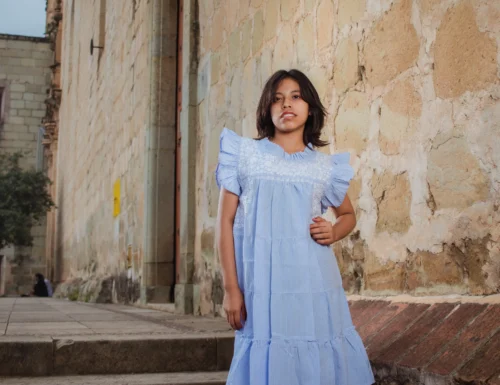 Vestido de Olanes con mangas de Olán en tela algodón mil rayas azules con blanco