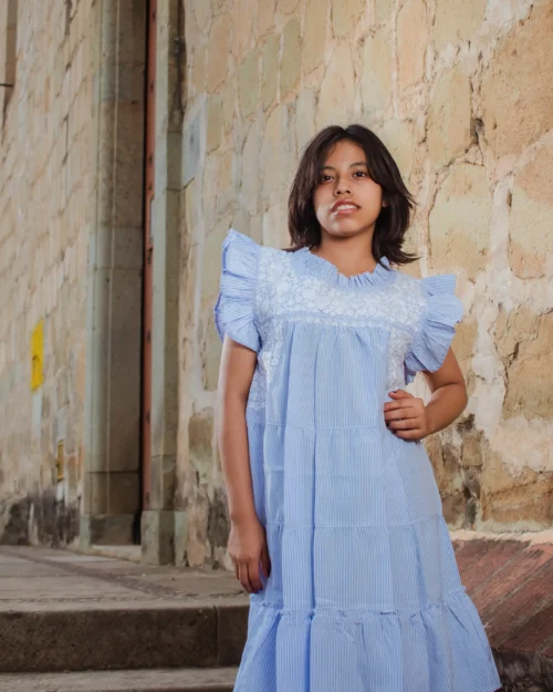 Vestido de Olanes con mangas de Olán en tela algodón mil rayas azules con blanco