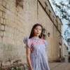 Vestido de Olanes con mangas de Olán en tela de algodón mil rayas blanco y gris