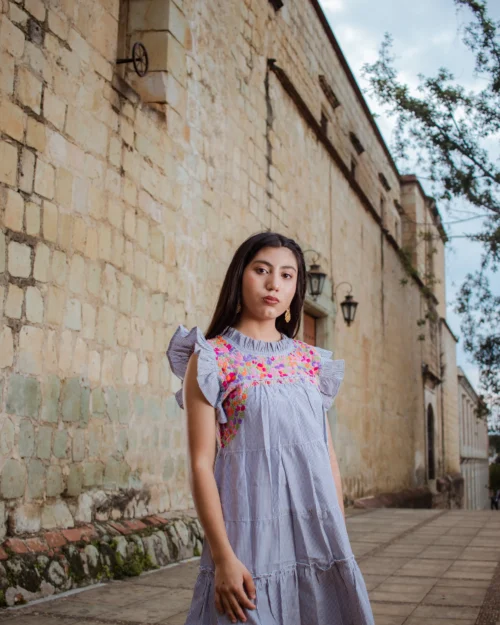 Vestido de Olanes con mangas de Olán en tela de algodón mil rayas blanco y gris