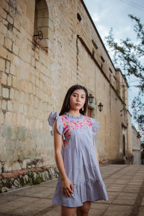 Vestido de Olanes con mangas de Olán en tela de algodón mil rayas blanco y gris
